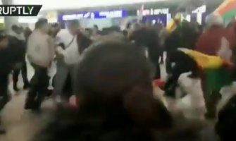 Masovna tuča Turaka i Kurda na aerodromu u Hanoveru (VIDEO)
