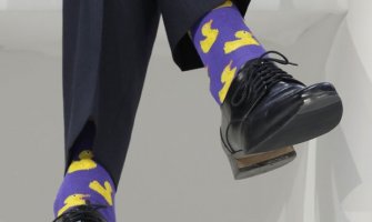Slika dana sa samita u Davosu: Premijer i ljubičaste čarape sa patkicama(FOTO)