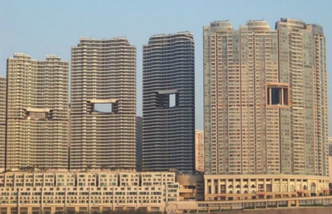 Da li znate zašto neboderi u Hong Kongu imaju rupe u sredini?(VIDEO)