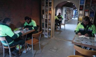 Radnici gradske čistoće od knjiga sa otpada napravili veliku biblioteku, iznajmljivanje besplatno