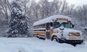 Autobus se kretao autoputem sa 1,6 tona snijega na krovu 