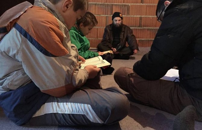 Tešanj: Vehabijski kamp zabrinuo građane, djecu uče islamu i borbenim vještinama
