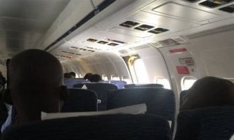 Prilikom slijetanja aviona otpala vrata, putnici u šoku (VIDEO)