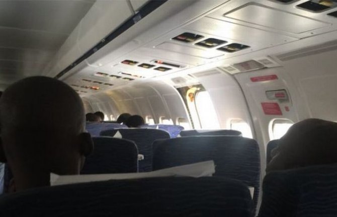 Prilikom slijetanja aviona otpala vrata, putnici u šoku (VIDEO)