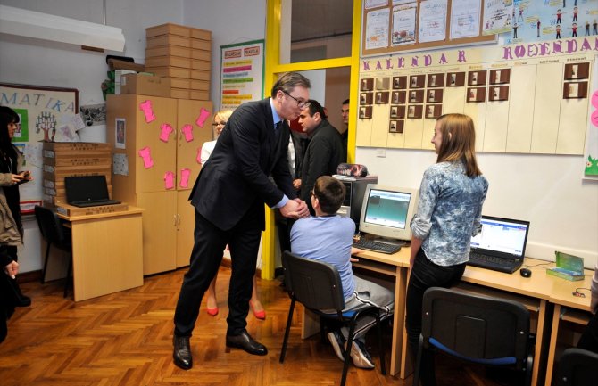 Vučić posjetio Srbe u Vrginmostu: Školi donirao deset laptopova