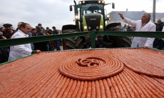 U Vojvodini predstavljena kobasica duga više od dva kilometra i teška 2,5 tone