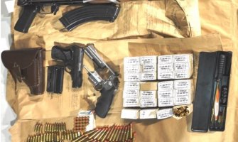 Pretresi u Podgorici, uhapšena četiri lica, oduzeto oružje, droga, automobili (FOTO/VIDEO)