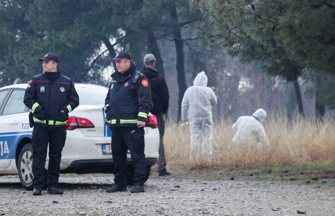 Policija intenzivno radi na rasvjetljavanju događaja, beživotno tijelo nađeno na zemlji ka obali Morače