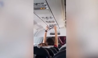 Sušila donji veš na ventilaciji u avionu (VIDEO)