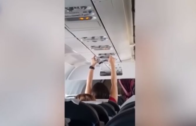 Sušila donji veš na ventilaciji u avionu (VIDEO)