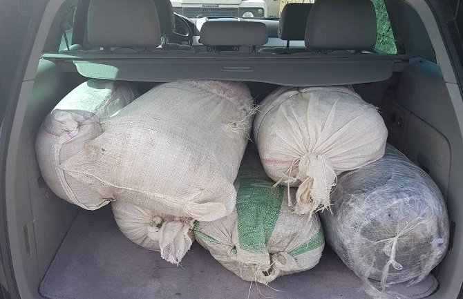 Uhapšen Podgoričanin: Policija našla 75 kg skanka u autu i kući osumnjičenog
