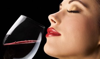 Crno vino štiti zube od propadanja i bolesti desni