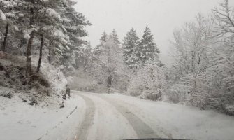 Ne krećite na put bez zimske opreme, snijega ima na većini puteva