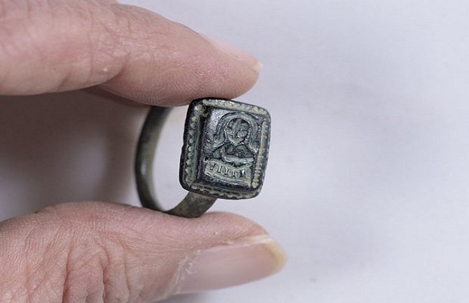 Baštovan pronašao prsten sa likom Svetog Nikole star 700 godina (VIDEO)