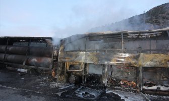 Autobus udario u kamion pa se zapalio, 13 osoba stradalo, 20 povrijeđeno(FOTO)