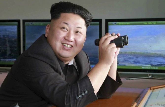 Zbog velikih vrućina skinuo se i vrhovni vođa Sjeverne Koreje (FOTO)