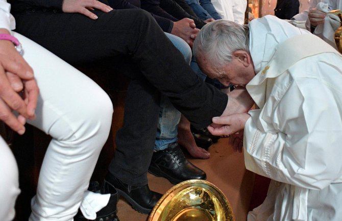Papa nakon mise u zatvoru prao noge zatvorenicima (VIDEO)