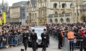 500 ljudi na sahrani Stivena Hokinga