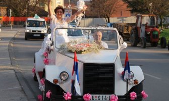 Neobična proslava ličila na svadbu: Mirjana slavila 30 godina razvoda (FOTO)