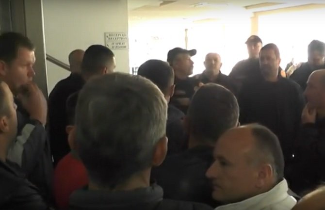 Više stotina ljutih lovaca htjelo da linčuje službenika ANB-a Miloša Popovića u hotelu Franca (VIDEO)