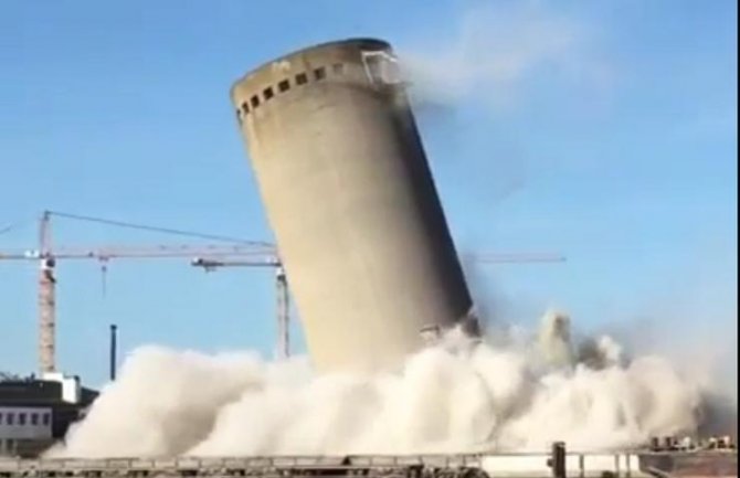 Srušili toranj u Danskoj, ali neplanirano pao na susjednu zgradu (VIDEO)