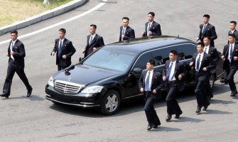 Kako se čuva Kim Džong Un: Tjelohranitelji trče pored limuzine (VIDEO)