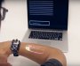 Pametni sat pretvara vašu ruku u ekran osjetljiv na dodir (VIDEO)