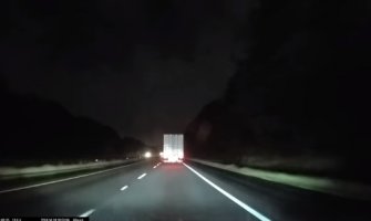 „Teslin“ autopilot spriječio sudar sa kamionom (VIDEO)
