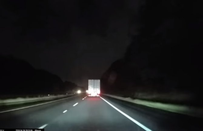 „Teslin“ autopilot spriječio sudar sa kamionom (VIDEO)
