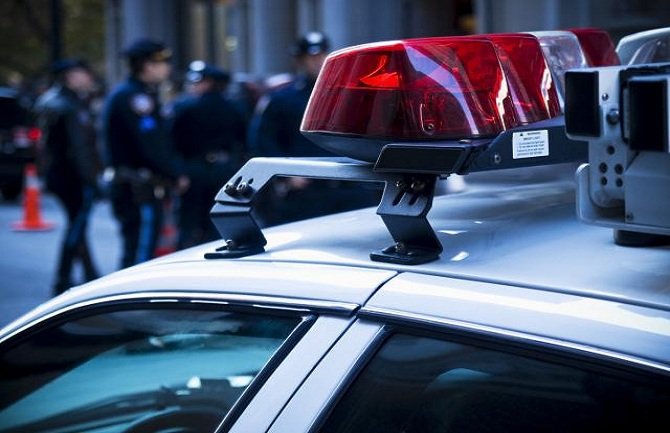 Policajac službenim vozilom sletio sa puta i udario u stub: Preminuo na licu mjesta