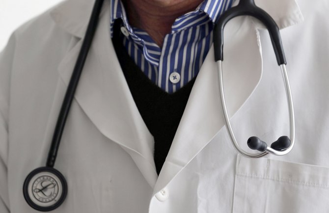 Ljekar Kristijan ima 98 godina,liječi i do 20 pacijenata dnevno, a naočare mu još ne trebaju