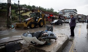 U katastrofalnoj poplavi povrijeđeno šest osoba, voda nosila automobile (FOTO)