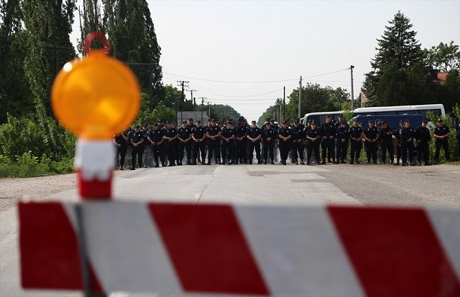 Blokirani svi prilazi Hrtkovcima, Šešelj: Nismo imali namjeru nikoga da zastrašujemo, miting je zabranjen bez razloga (FOTO)