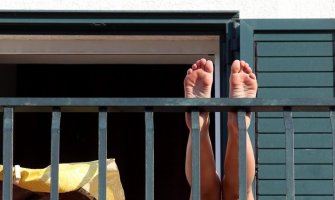 Kazna za sunčanje na terasi do 100 eura