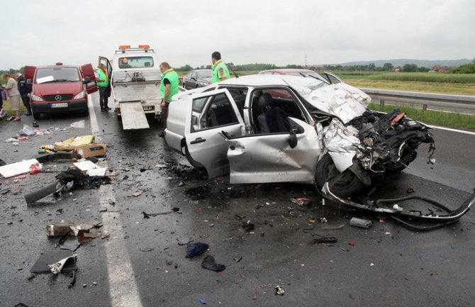Stravičan udes na niškom autoputu, poginuo vozač i dijete (FOTO)