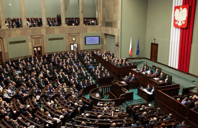 Poljska: Poslanici smanjili sebi plate za 20 odsto