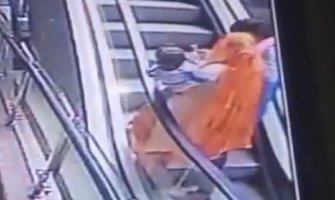 Majka slikala selfi na pokretnim stepenicama, ćerka joj ispala iz ruku i poginula (VIDEO)
