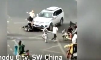Pokosio pješake, udario u parkirana auta pa pretučen naočigled policajaca (VIDEO)