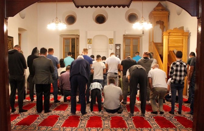 U džamijama širom Crne Gore klanjana prva teravija (FOTO)