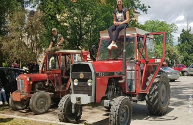 Nesvakidašnji prizor: Maturantkinje traktorima došle u školu