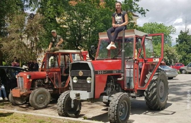 Maturantkinje ponosne na ono od čega žive: Traktorima došle u školu