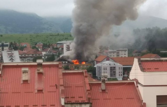 U požaru izgorjele prostorije Televizije Pljevlja (FOTO)