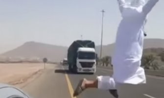 Saudijac skočio pred kamion nasred autoputa (VIDEO)
