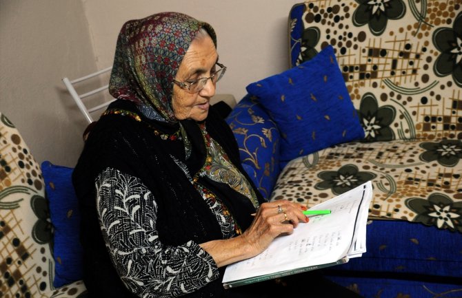 Baka Merjem sjela u školsku klupu u 85. godini: Ostvaruje životni san da nauči da čita i piše