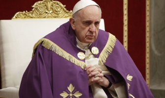 Papa Franjo se moli za francuske katolike posle požara u Notr Damu