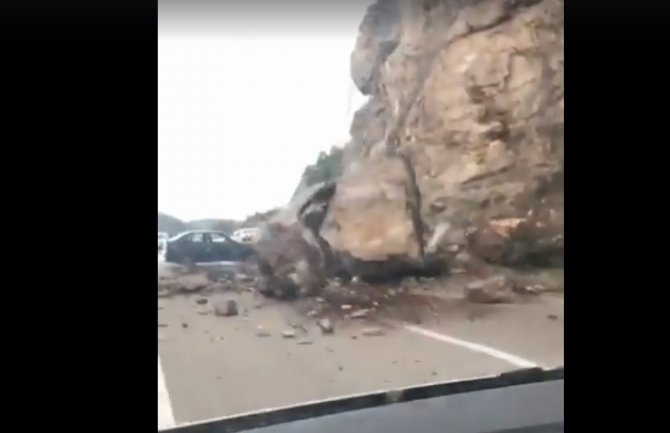 Veći odron kod Grahova, automobil oštećen(VIDEO)