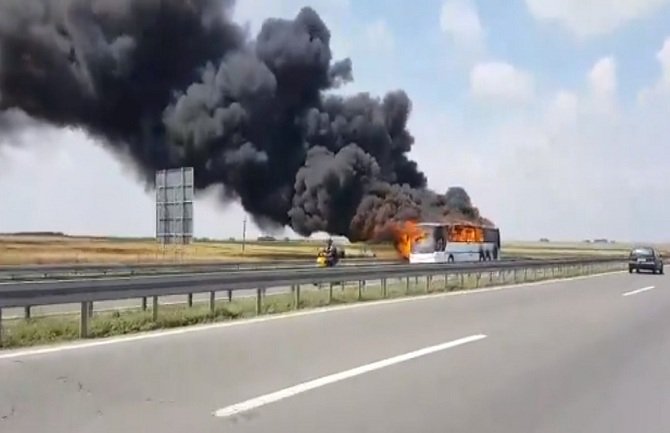 Zapalio se autobus na auto-putu, nema povrijeđenih (VIDEO)