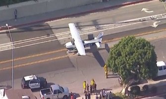 Avion sletio na ulicu (VIDEO)