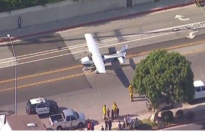 Avion sletio na ulicu (VIDEO)