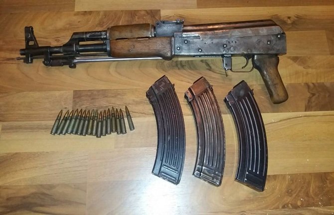 Pretresi u Podgorici: Uhapšene tri osobe, oduzeti automatska puška, šest pištolja, puške.